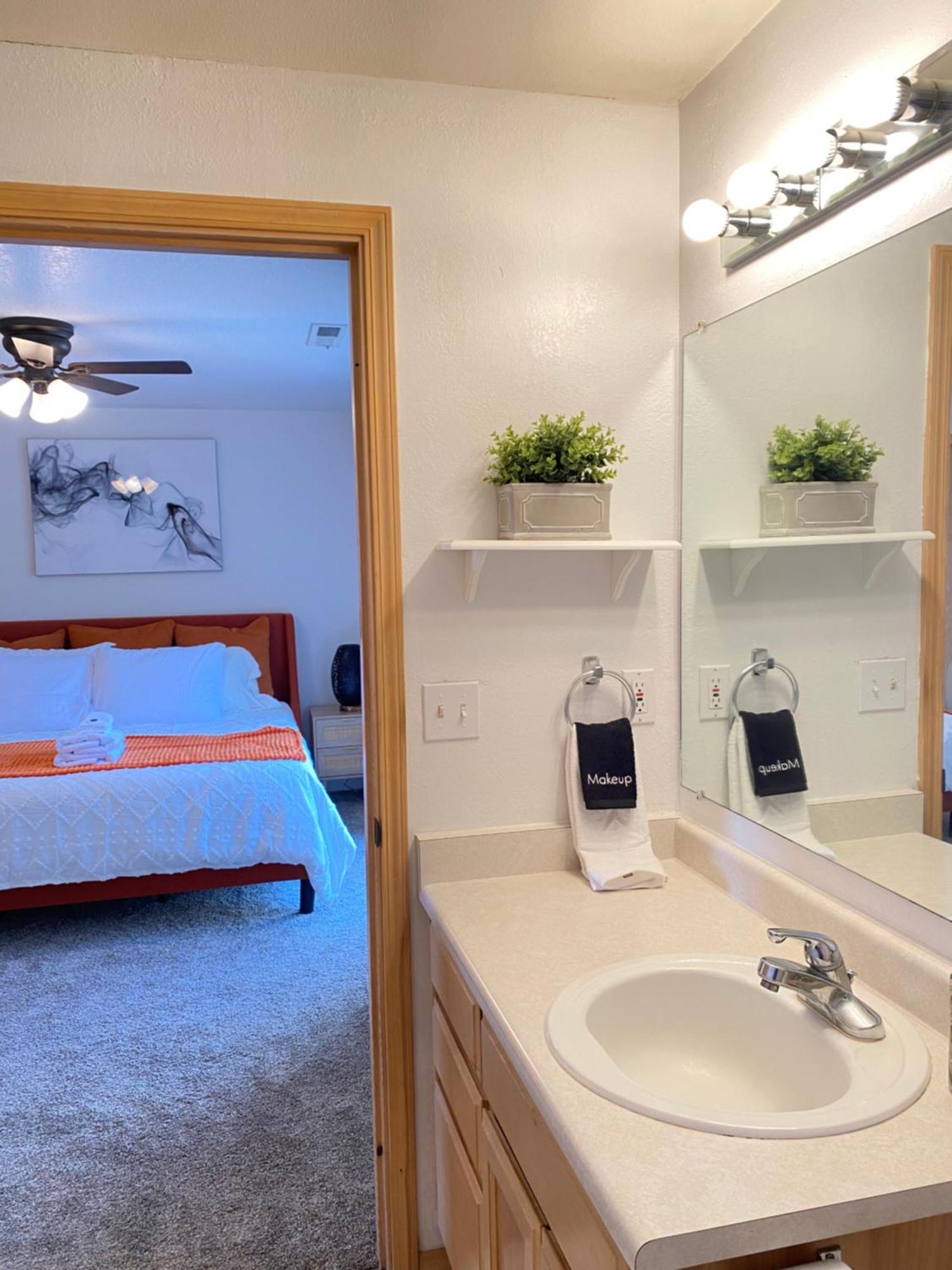 메드퍼드 Hot Tub! King Bed-Firepitt-Near Airport& Freeway 빌라 외부 사진
