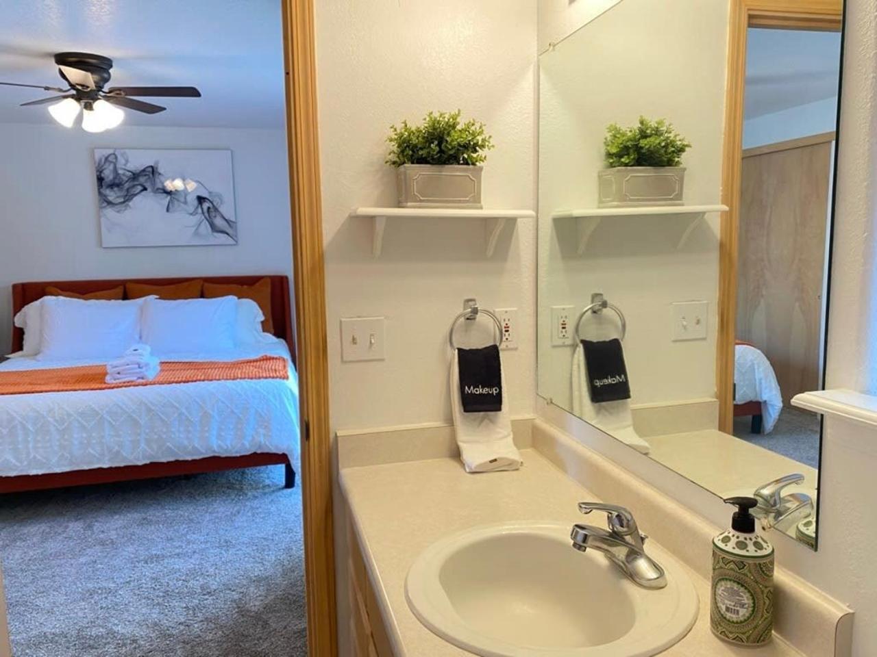 메드퍼드 Hot Tub! King Bed-Firepitt-Near Airport& Freeway 빌라 외부 사진